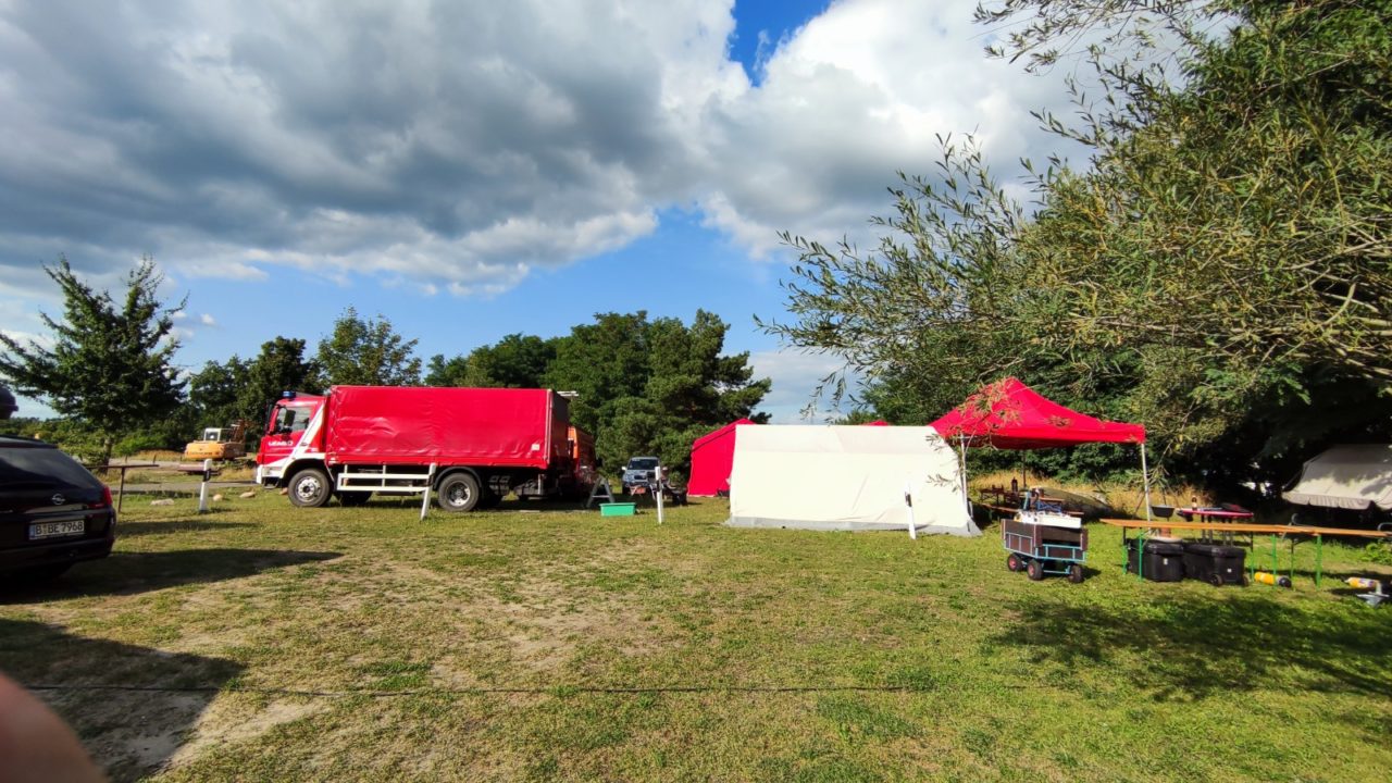 Camp der Einsatztaucher der LEAG-Werksfeuerwehr auf dem Gelände der Flossenfreunde Laasow