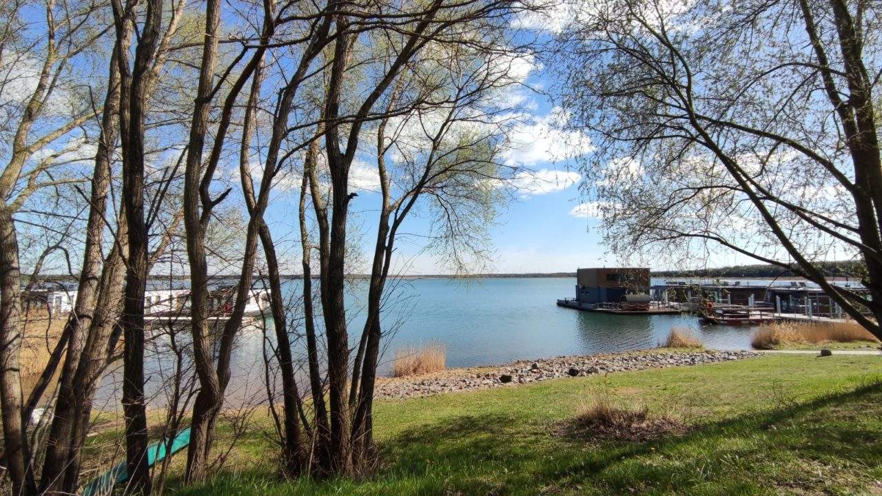 Blick auf den IBA-Steg mit schwimmenden Häusern