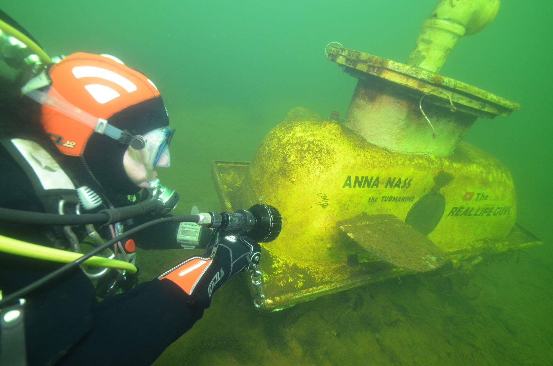 Die "Anna Nass", das von den TheRealLifeGuys gebaute Badewannen-U-Boot