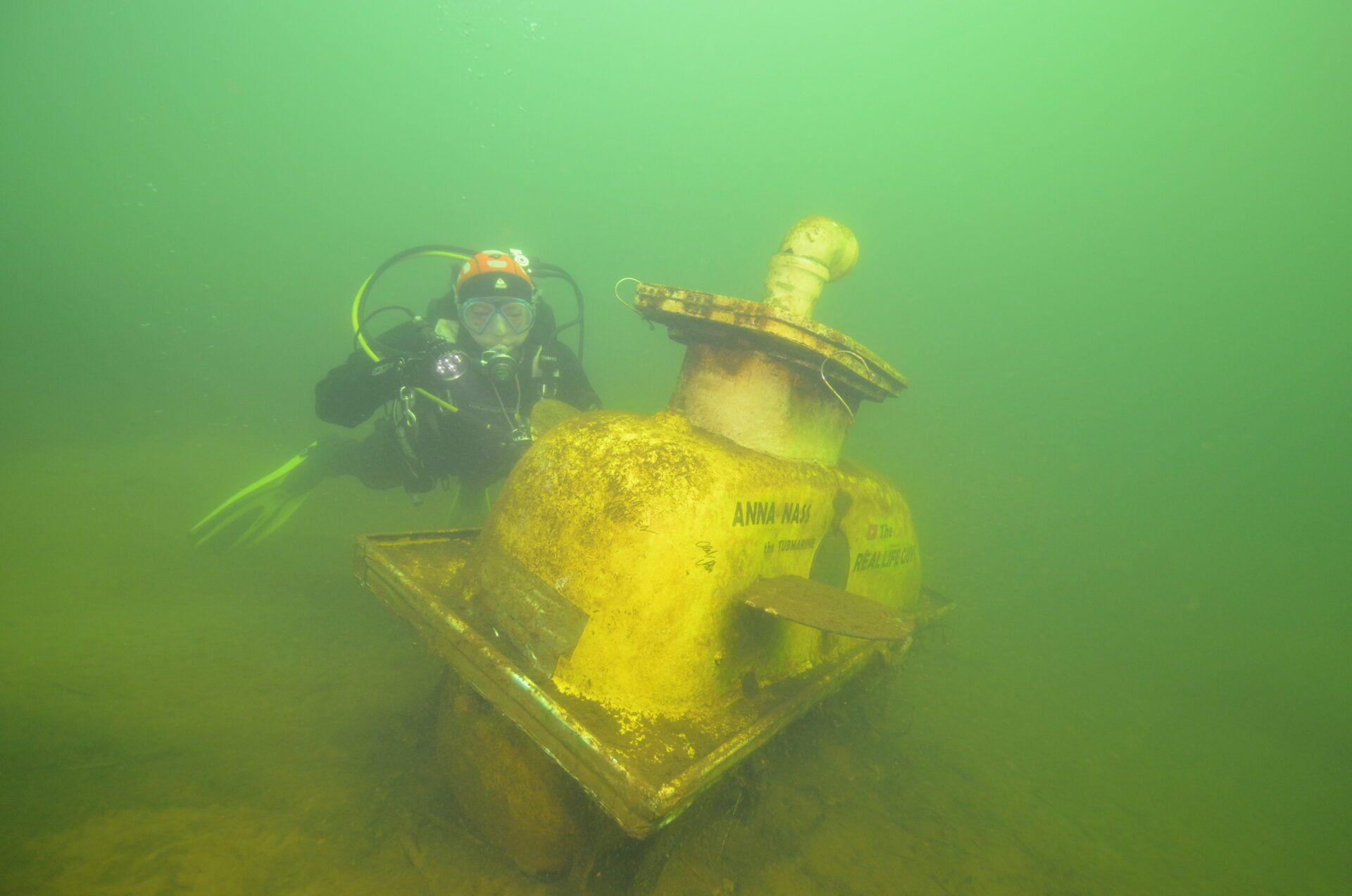 Die "Anna Nass", das von den TheRealLifeGuys gebaute Badewannen-U-Boot