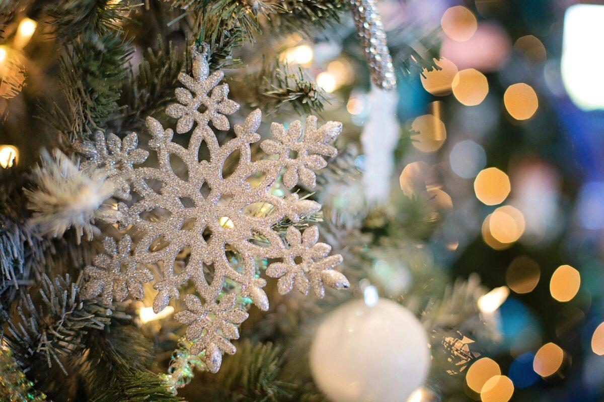 Symbolische Schneeflocke am Weihnachtsbaum